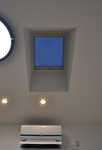 天窓。電動でロールスクリーンが上下するので採光の調節が簡単。